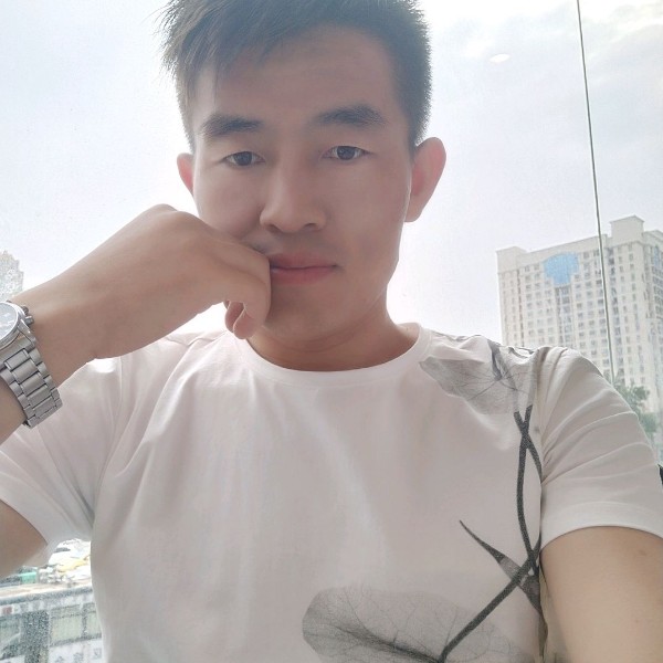 年轻挽手水壶的照片