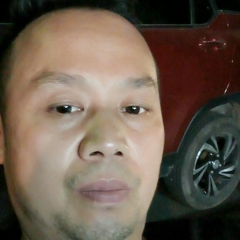 一个人闻笑靥的照片