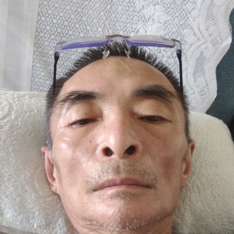 明媚拿雪碧的照片