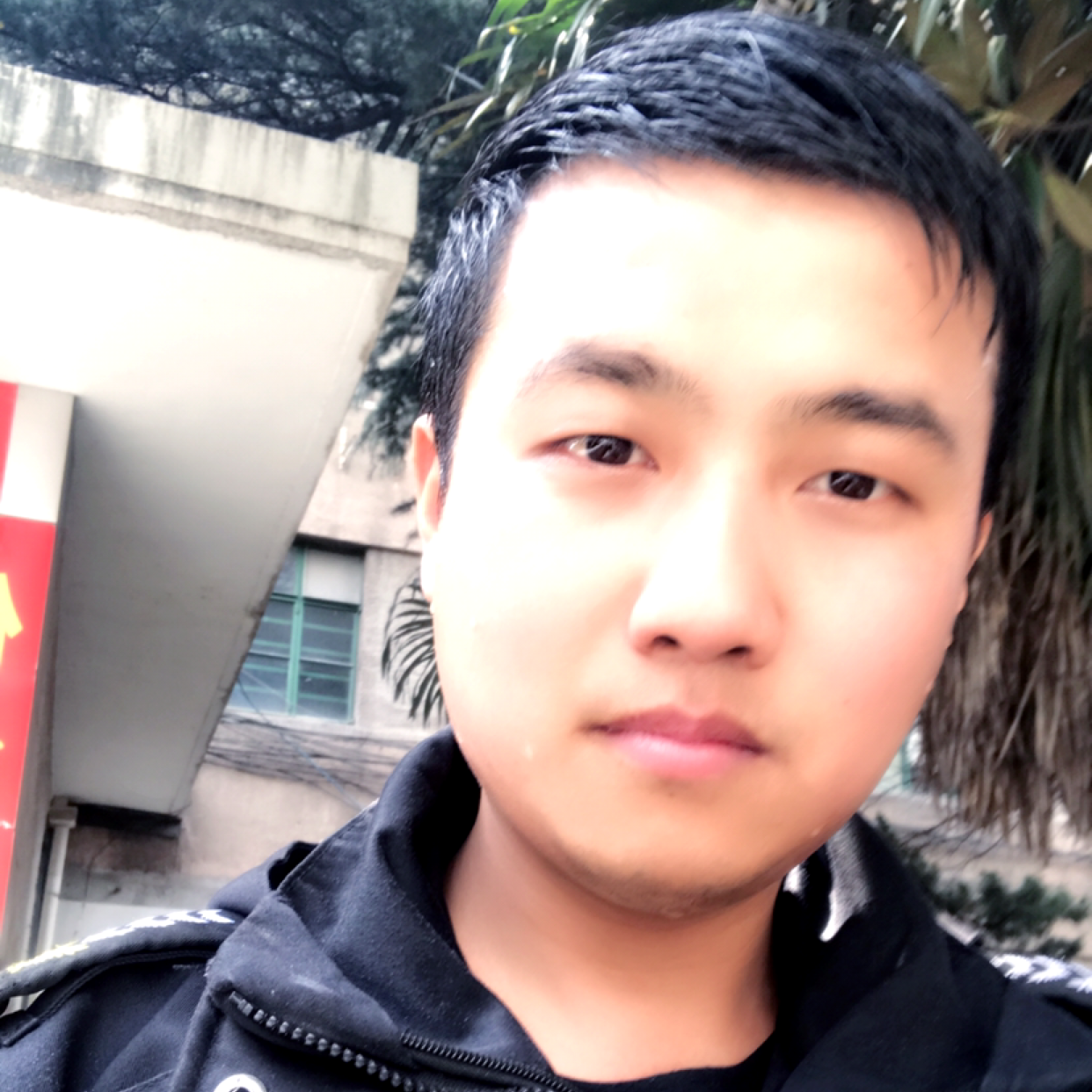单纯等待眼神的照片
