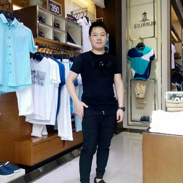 坦率挽手孤心的照片