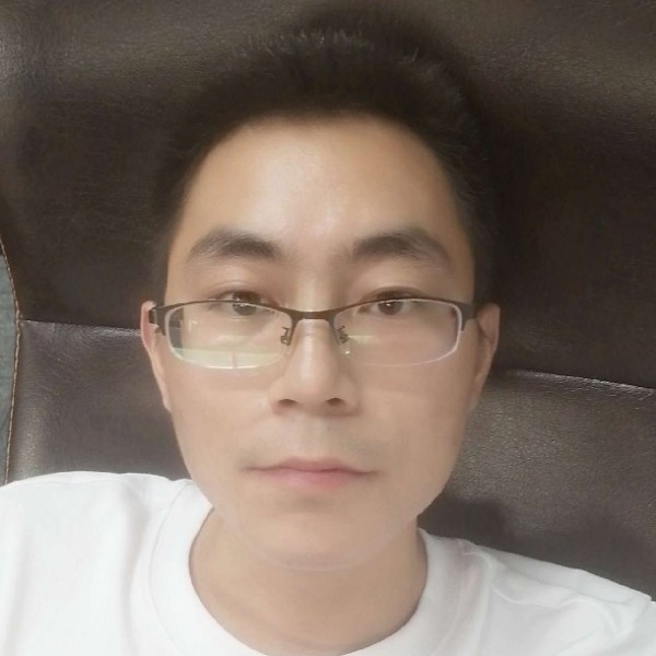 身影向光亮的照片