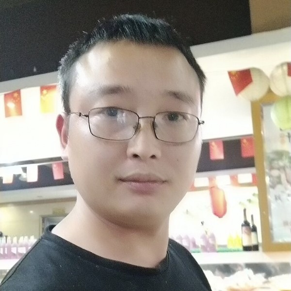 开垃圾车的男人的照片