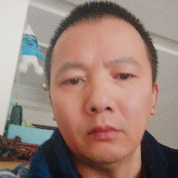 想人陪有板凳的照片