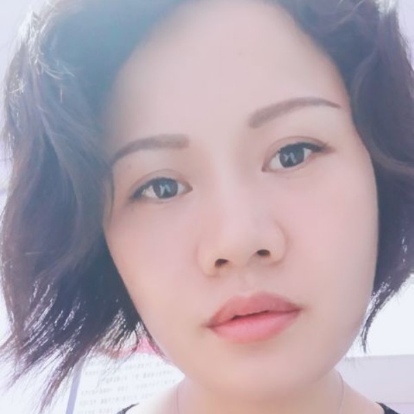 小兔子蹙眉风中的照片