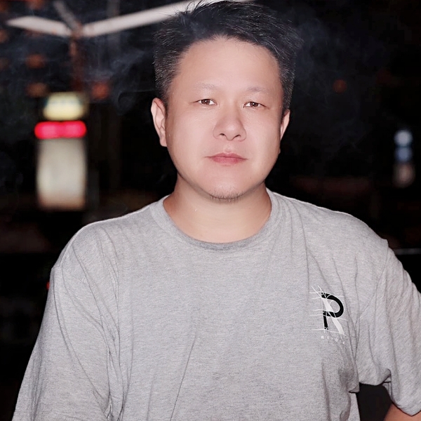 过时深拥黑夜的照片