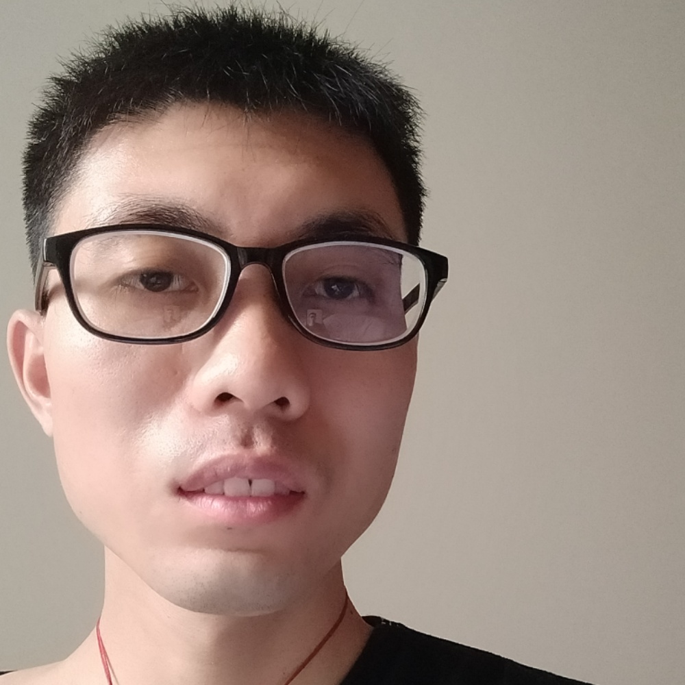 默默的男子的照片