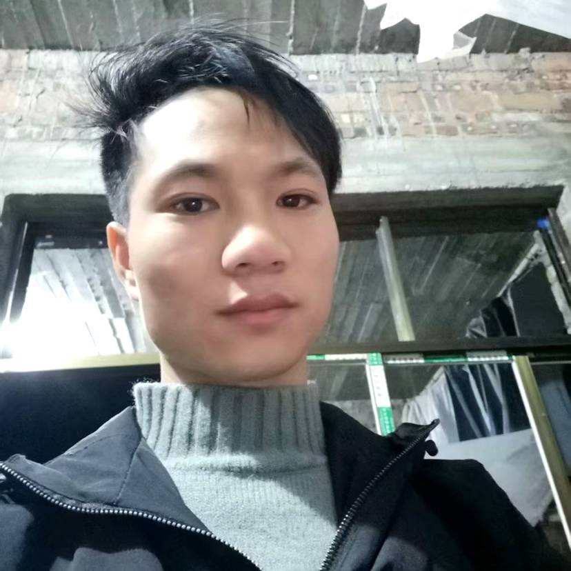 激动浅吻微笑的照片