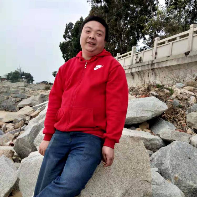 春媱腼腆的照片