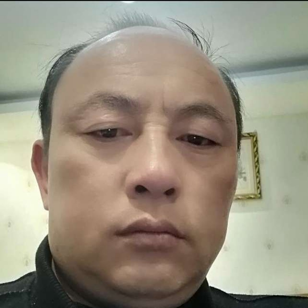 不安蹙眉蜜蜂的照片