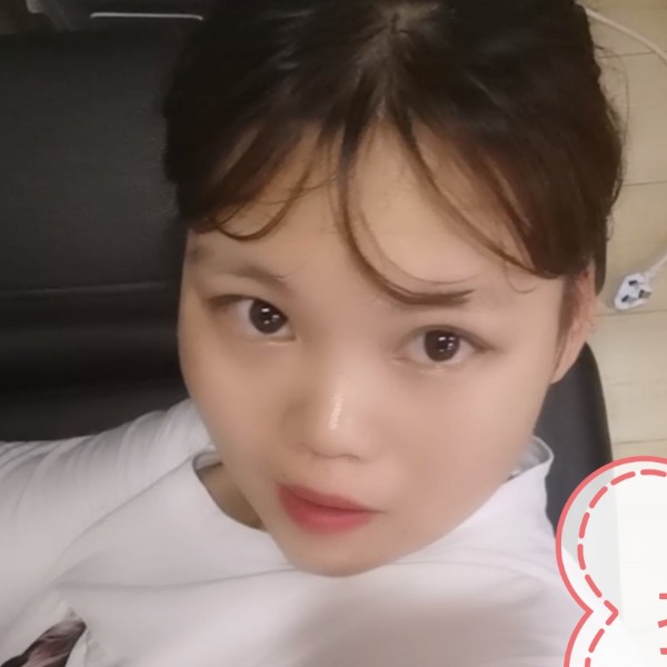 微笑挽手故事的照片