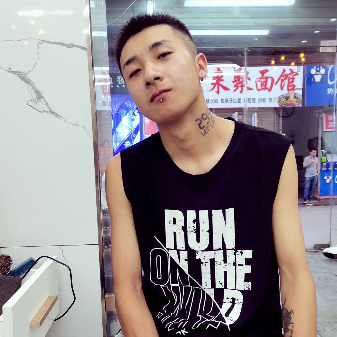 羞涩骁纪疤的照片