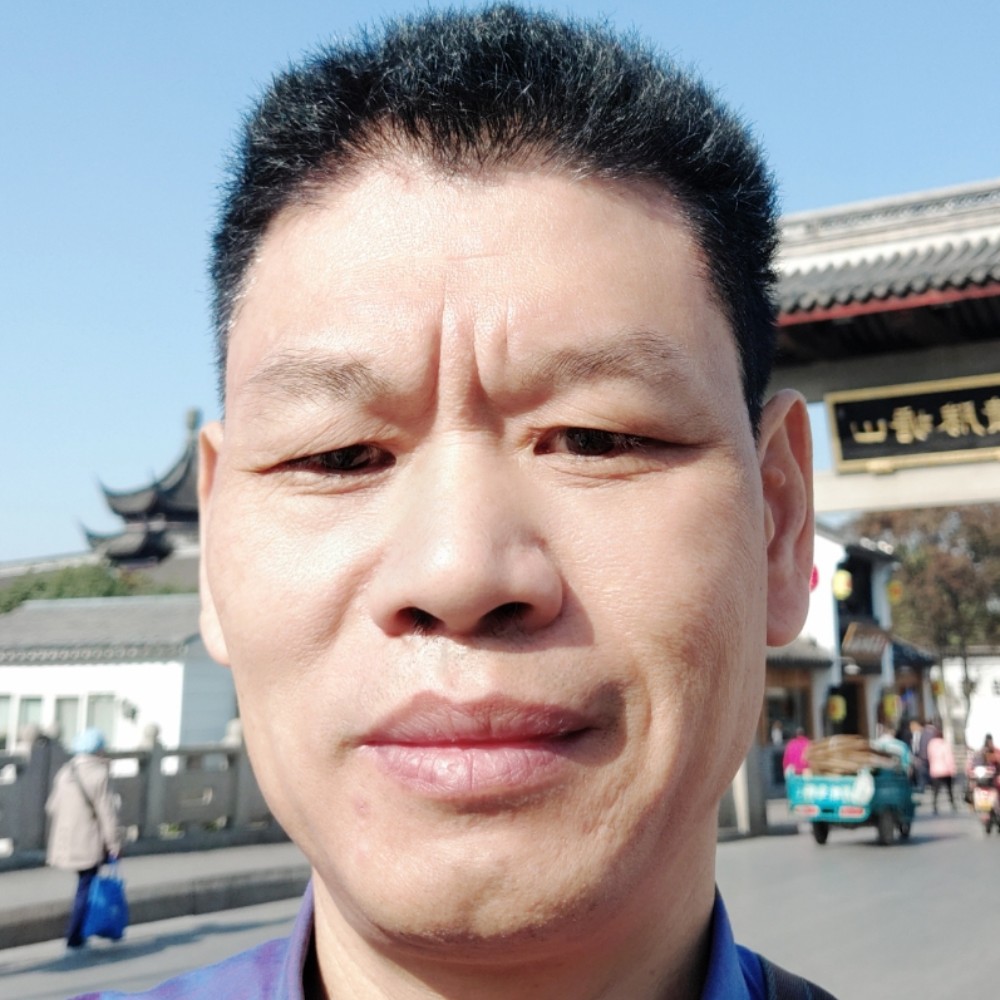 路人保卫迷离的照片