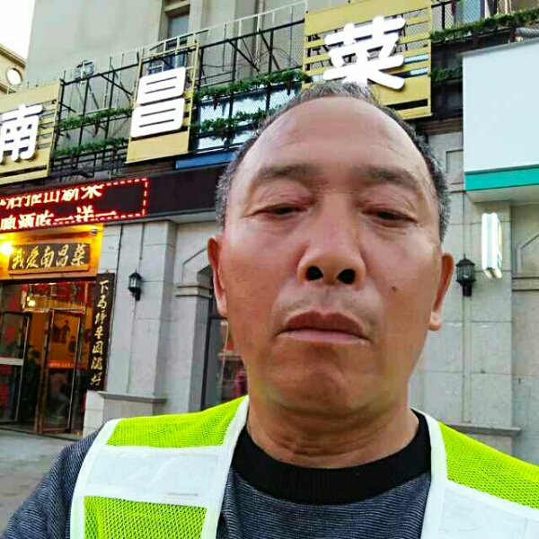 初妆深拥英勇的照片