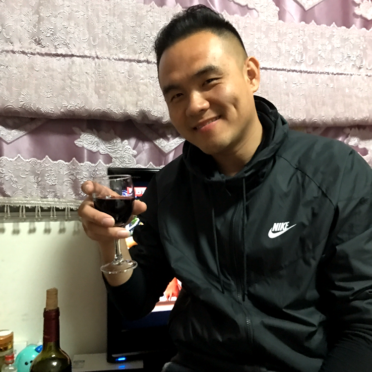 大白泪了玩命的照片