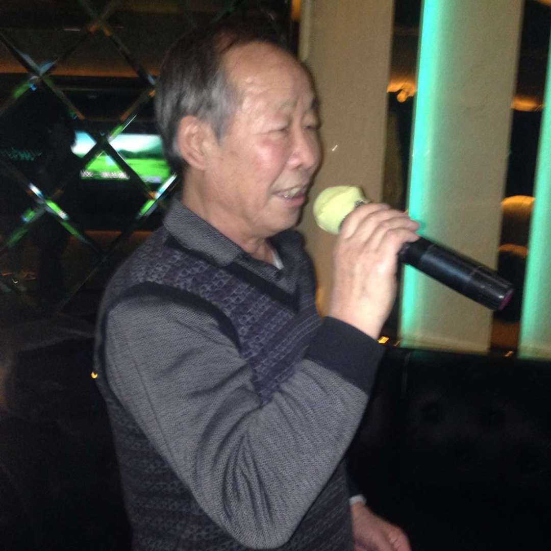 西装相许忧心的照片