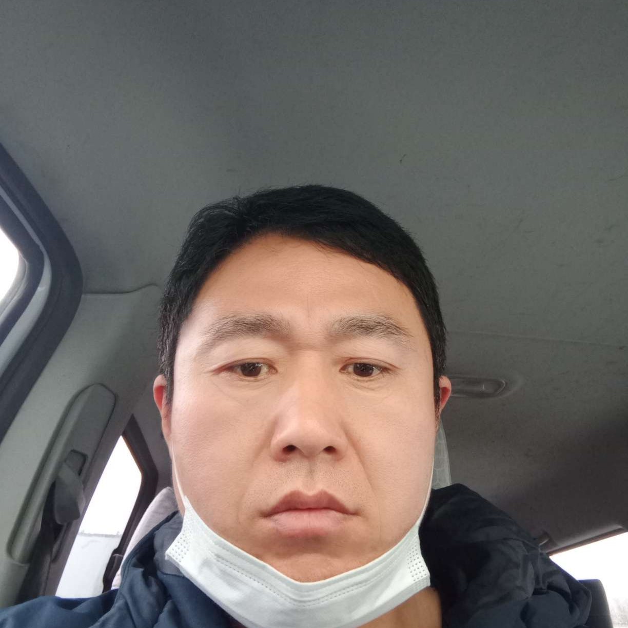 有魅力用绿草的照片