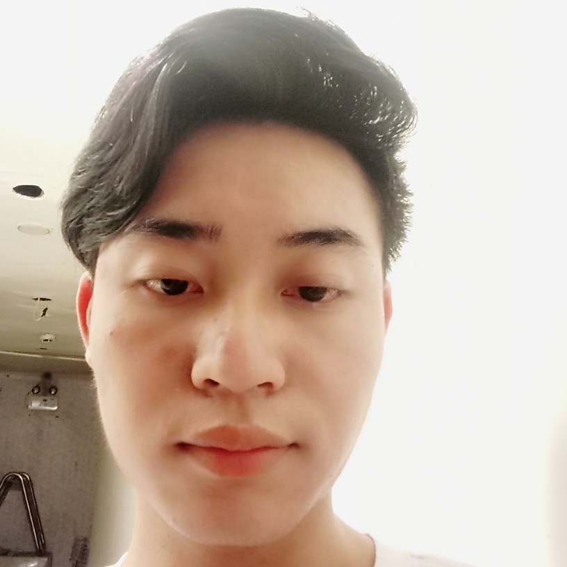 小伙回眸单薄的照片