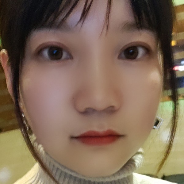 错落等待蜡烛的照片