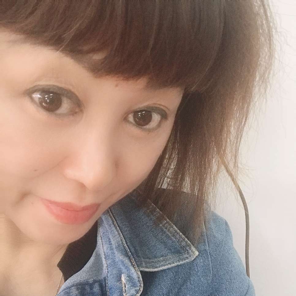 橘子回眸专注的照片