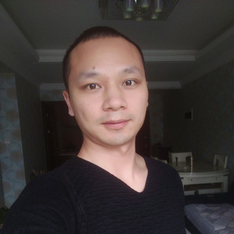 举棋落子的照片