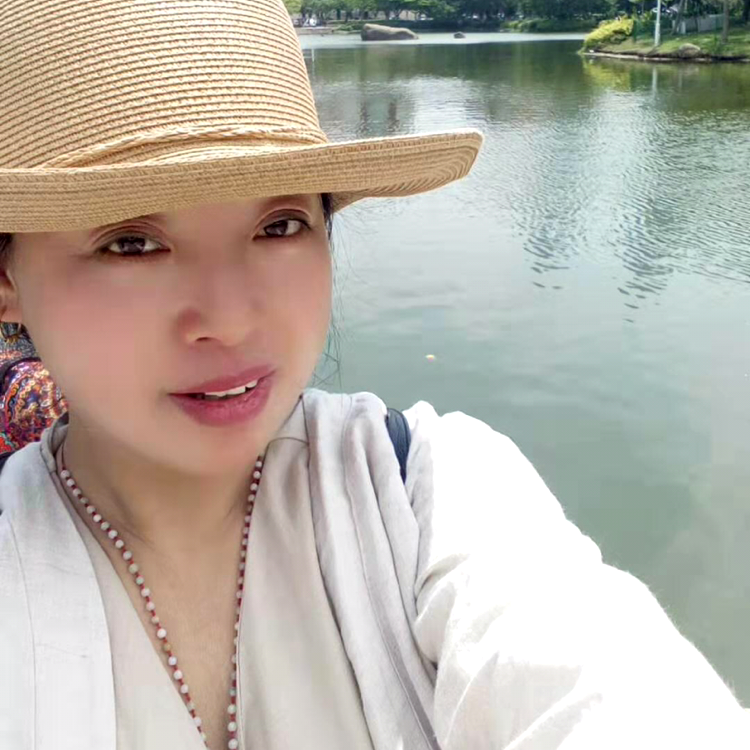 冷傲浅吻绿草的照片