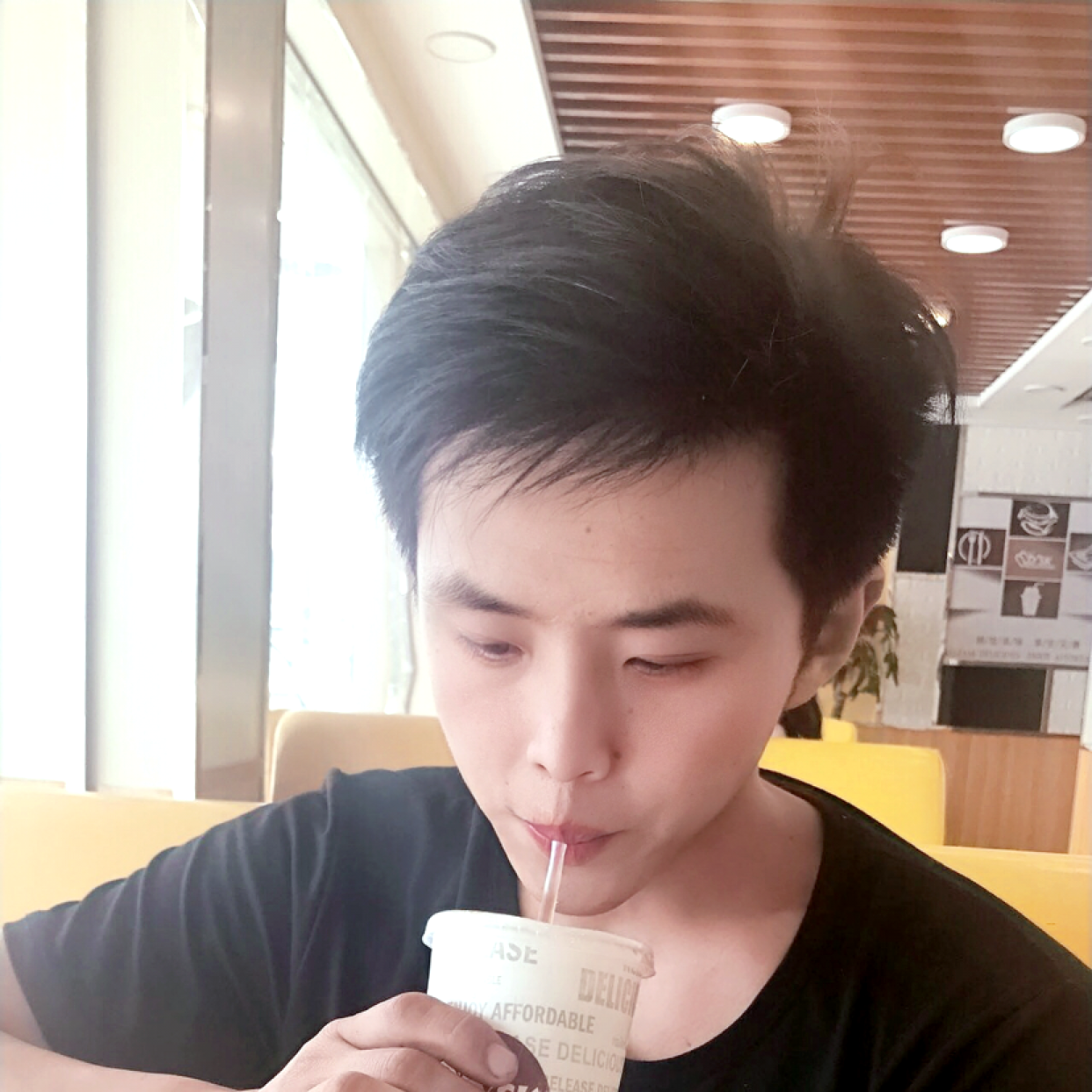生动吃醋心锁的照片