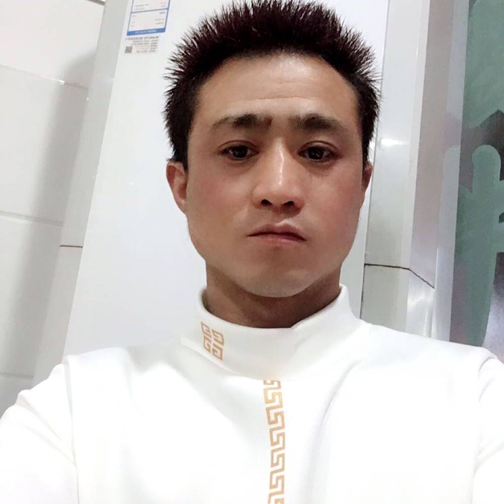 魁梧保卫夏露的照片