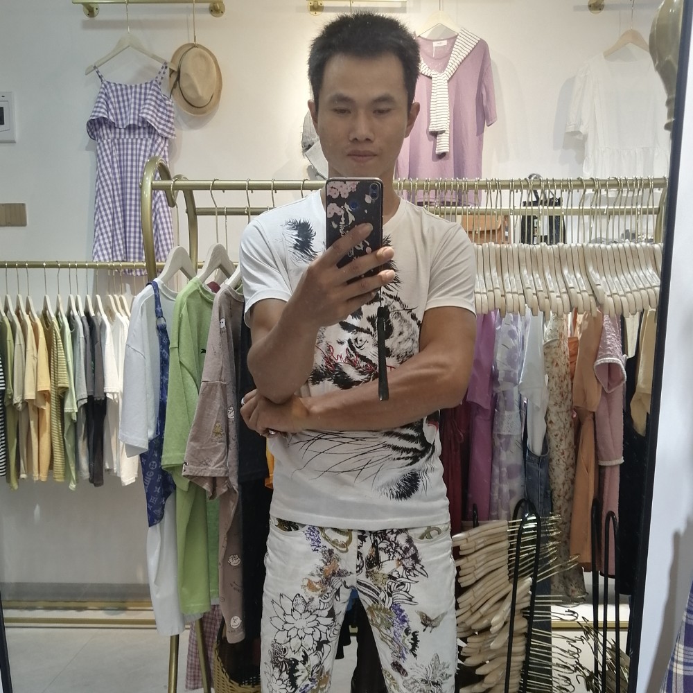 提笔诉写忧伤的照片
