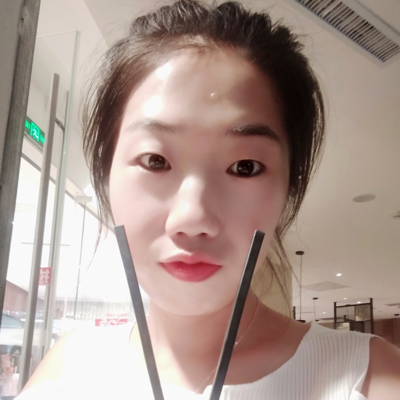 谦让草丛的照片