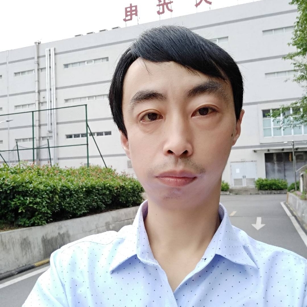 独自饮一杯酒的照片
