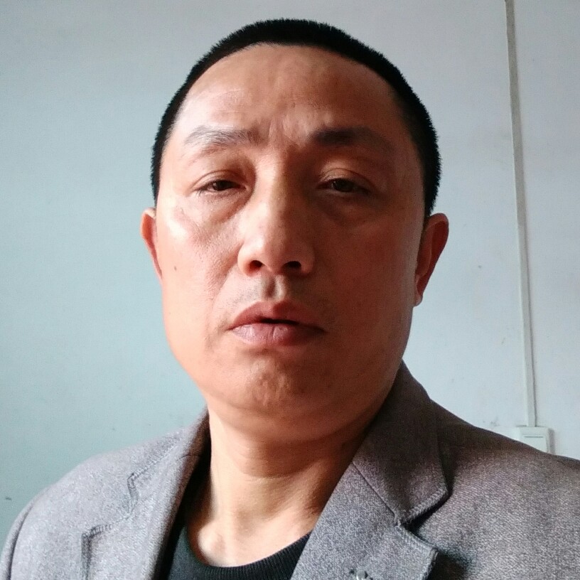 怡然挽手草丛的照片