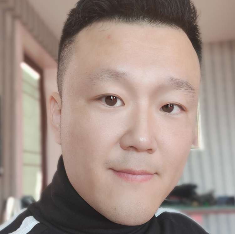 摇头的大熊的照片