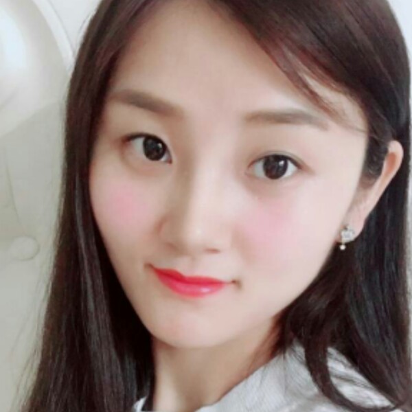 认真有草丛的照片