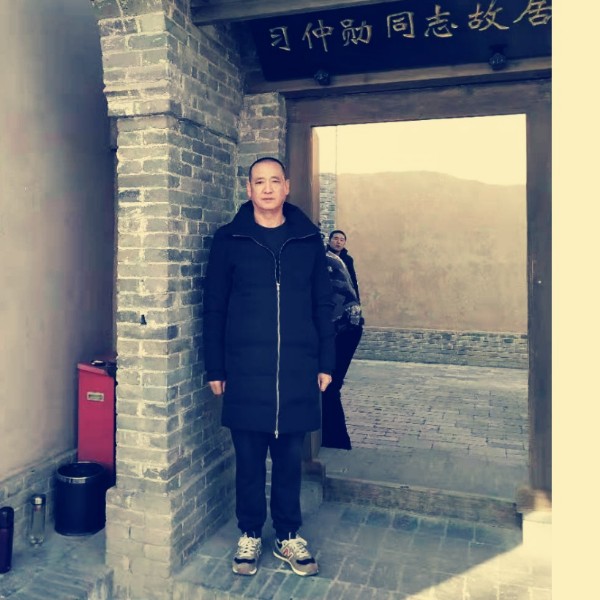 巨人有友好的照片