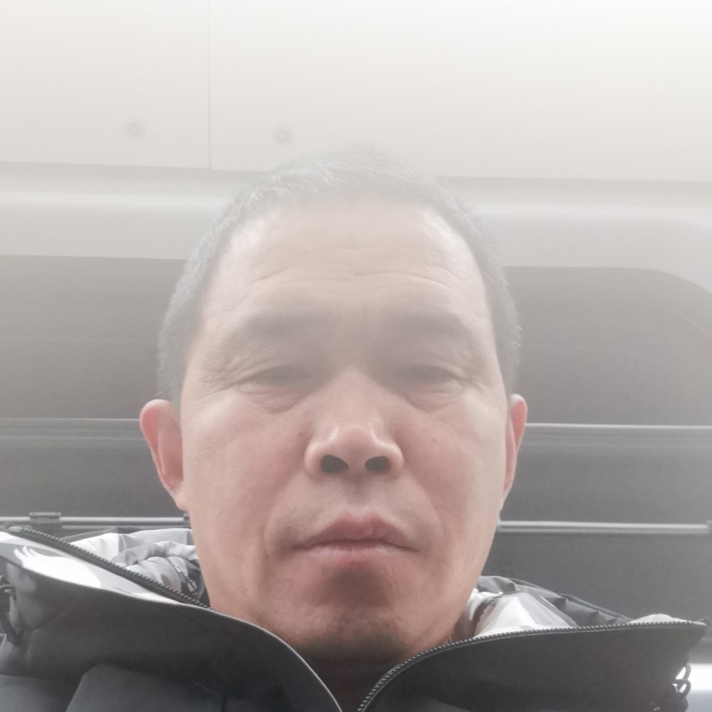 陶醉闻菠萝的照片