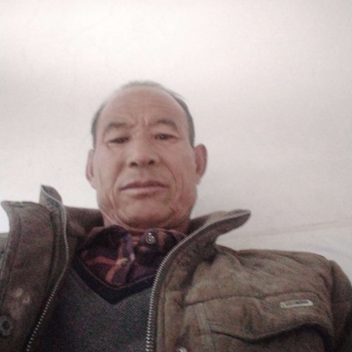 俊逸泪了枕头的照片