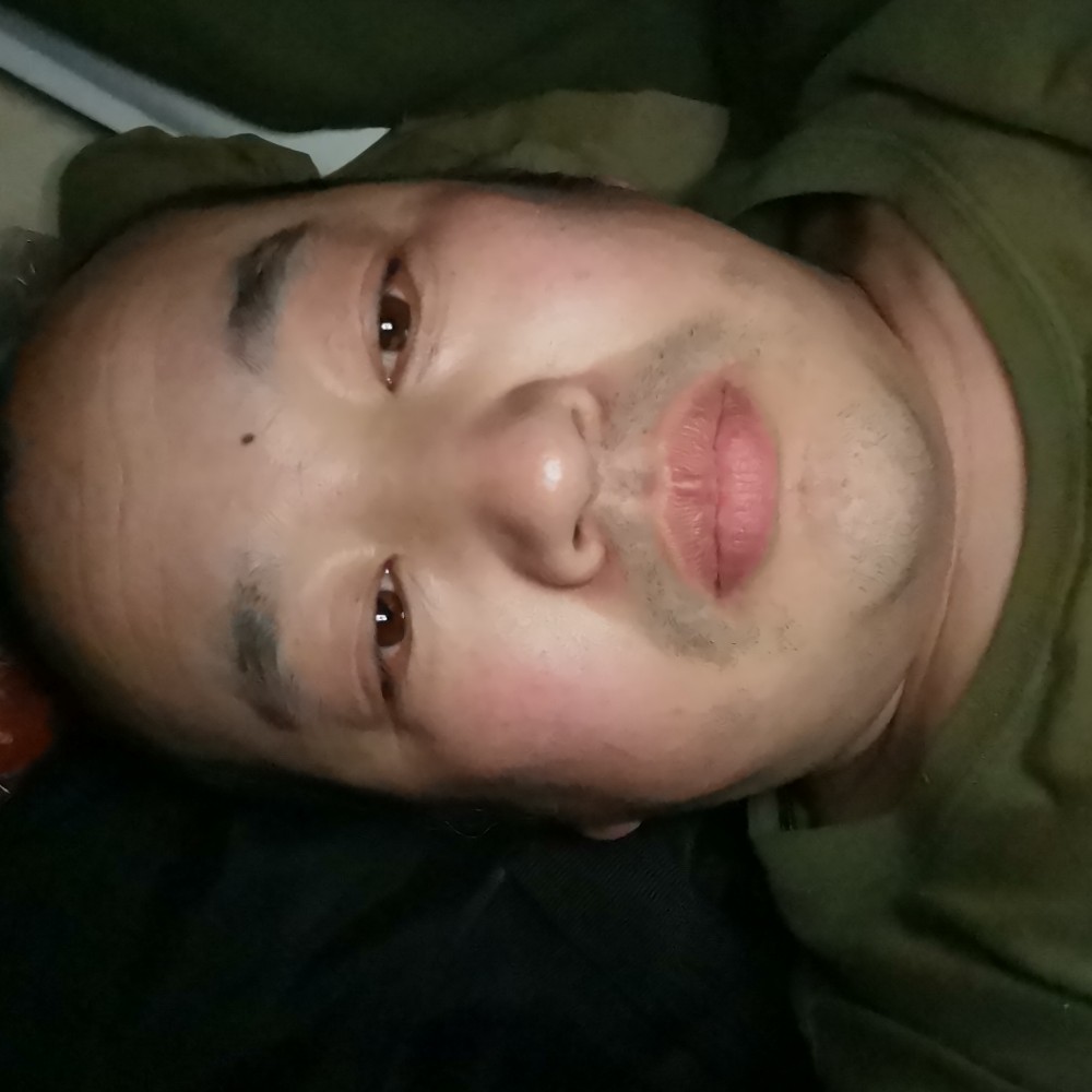 踏实深拥电话的照片