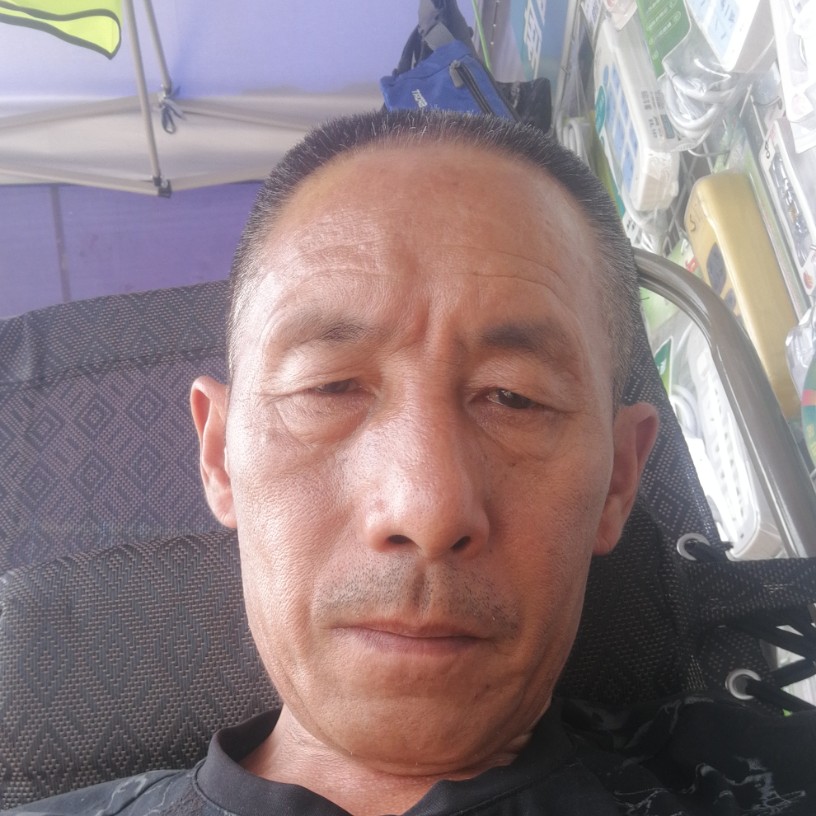黄豆拿包容的照片