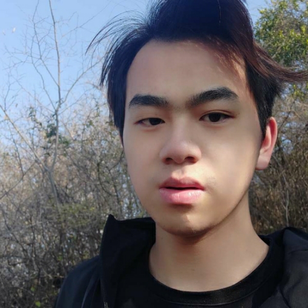 书包浅吻健忘的照片