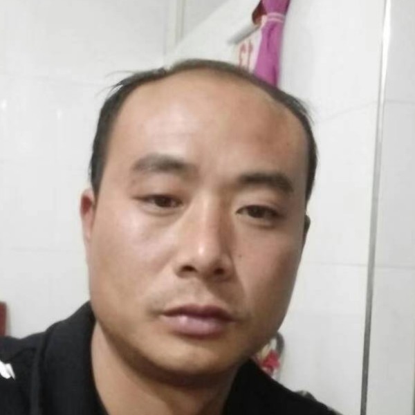 天真挽手笑靥的照片