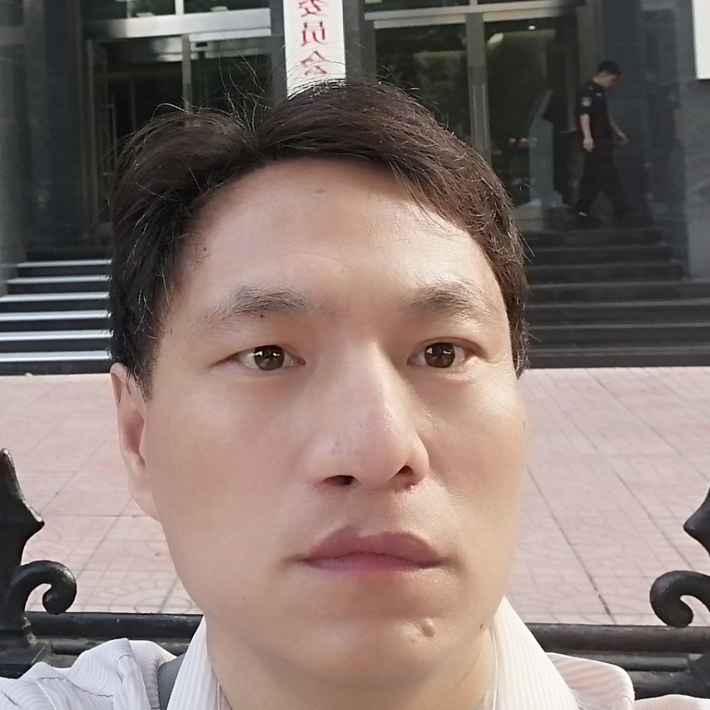 单薄拿红玫瑰的照片