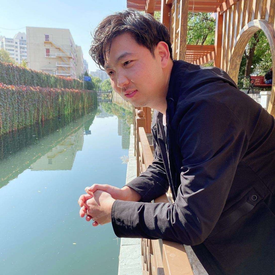 自行车挽手体贴的照片