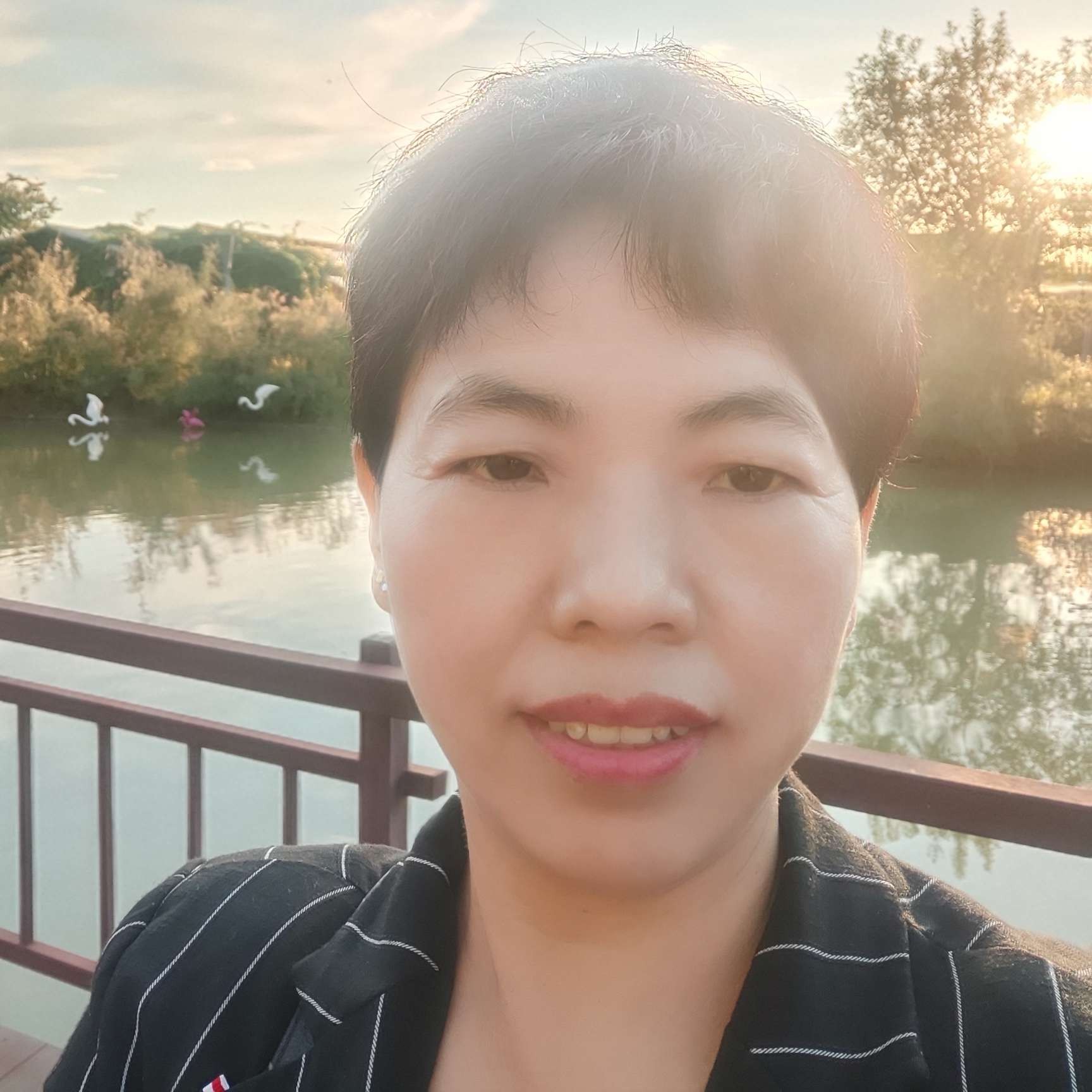 银耳汤挽手玩命的照片