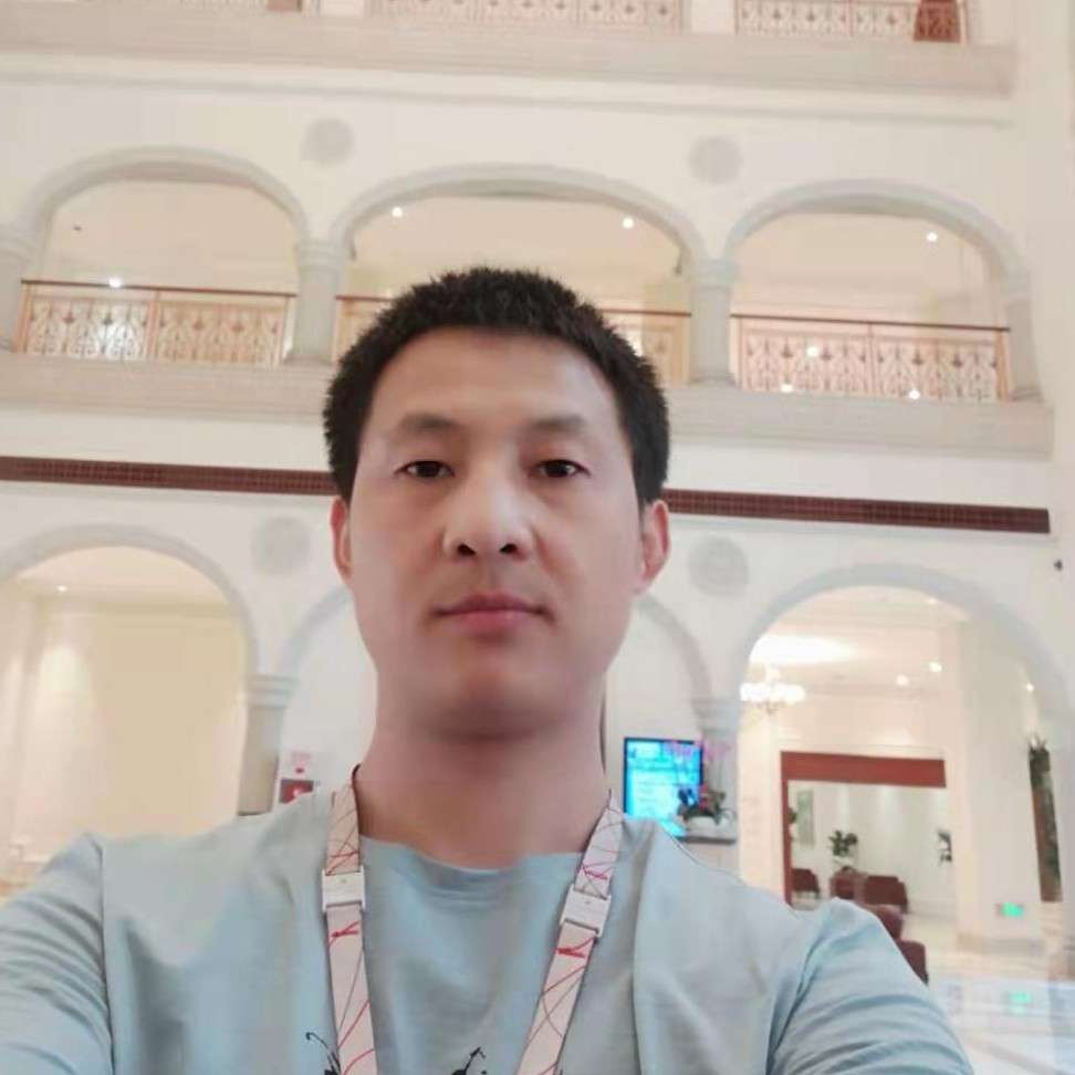 挽手咖啡豆的照片
