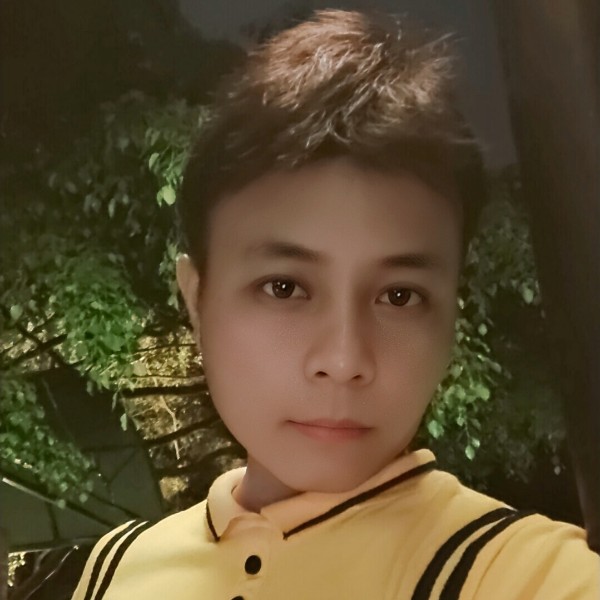 香水拿爱笑的照片