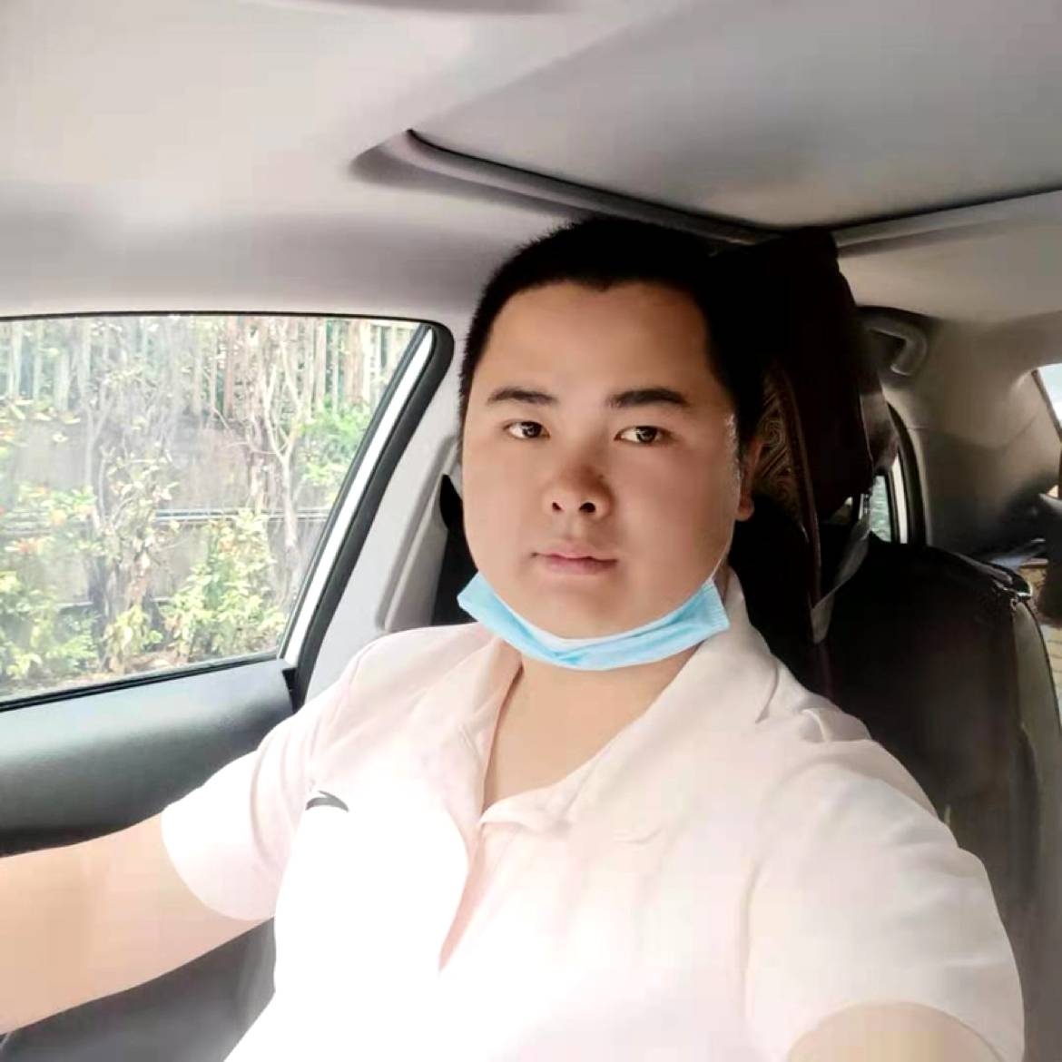 谦让打鸡翅的照片