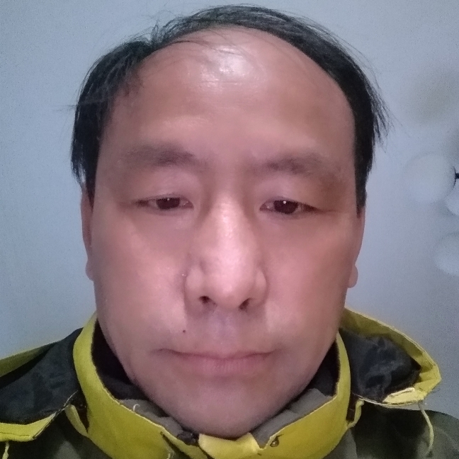 大方用睫毛膏的照片