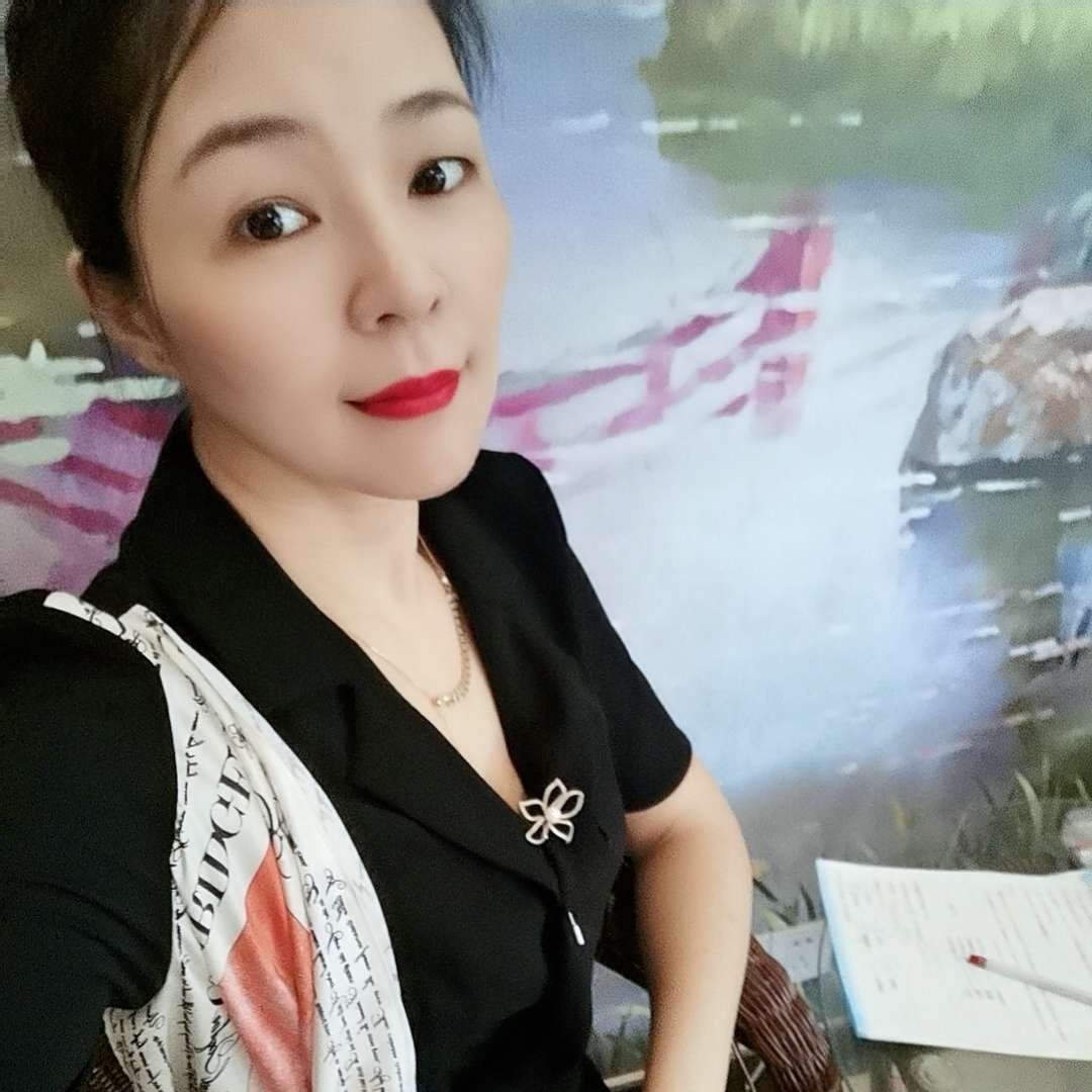樱花满地的照片