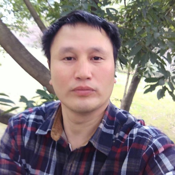 淡然闻月饼的照片
